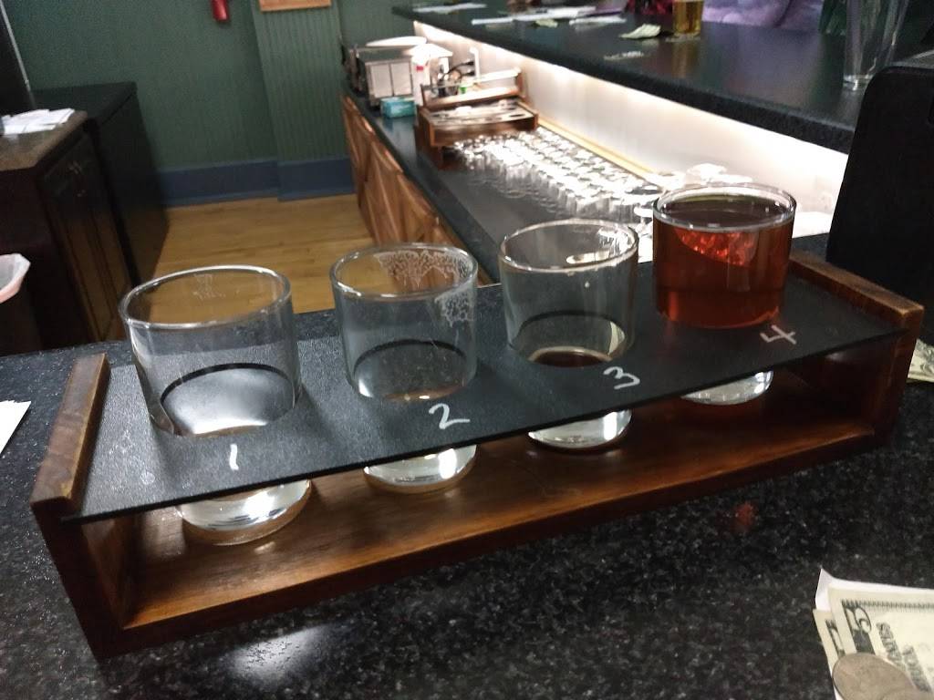 B’s Tap House | restaurant | 140 E Grand Ave, Wisconsin Rapids, WI 54494, USA | 7154212827 OR +1 715-421-2827