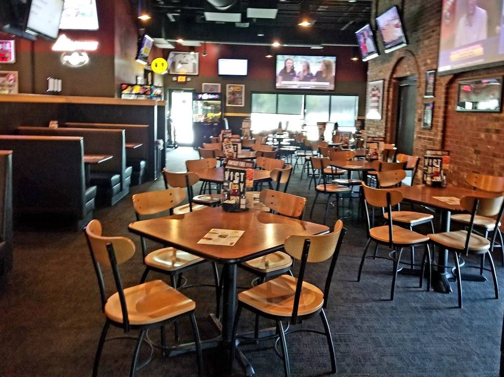 Buffalo Wild Wings | meal takeaway | 17276 Chesterfield Airport Rd, Chesterfield, MO 63005, USA | 6365369464 OR +1 636-536-9464