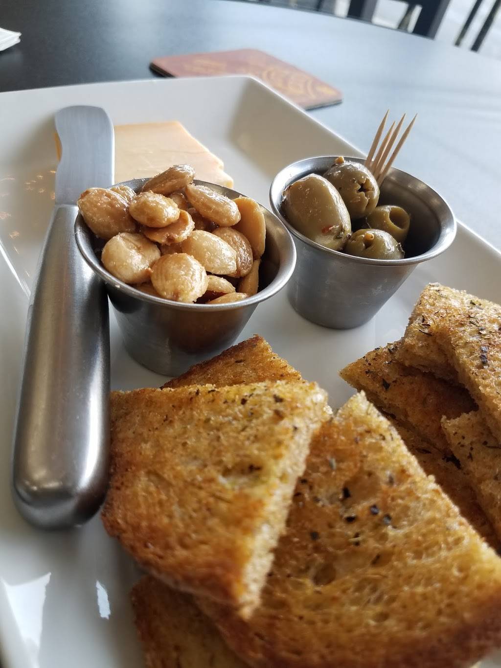 Gillys Craft Beer & Fine Wine | restaurant | 2009 Chapman Ave, Rockville, MD 20852, USA | 3017705515 OR +1 301-770-5515