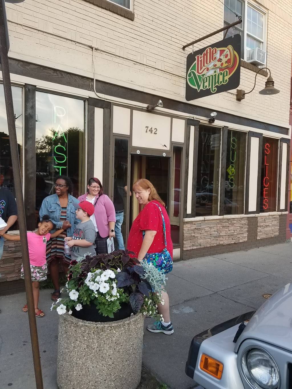 Little Venice Pizzeria | restaurant | 742 South Ave, Rochester, NY 14620, USA | 5854736710 OR +1 585-473-6710