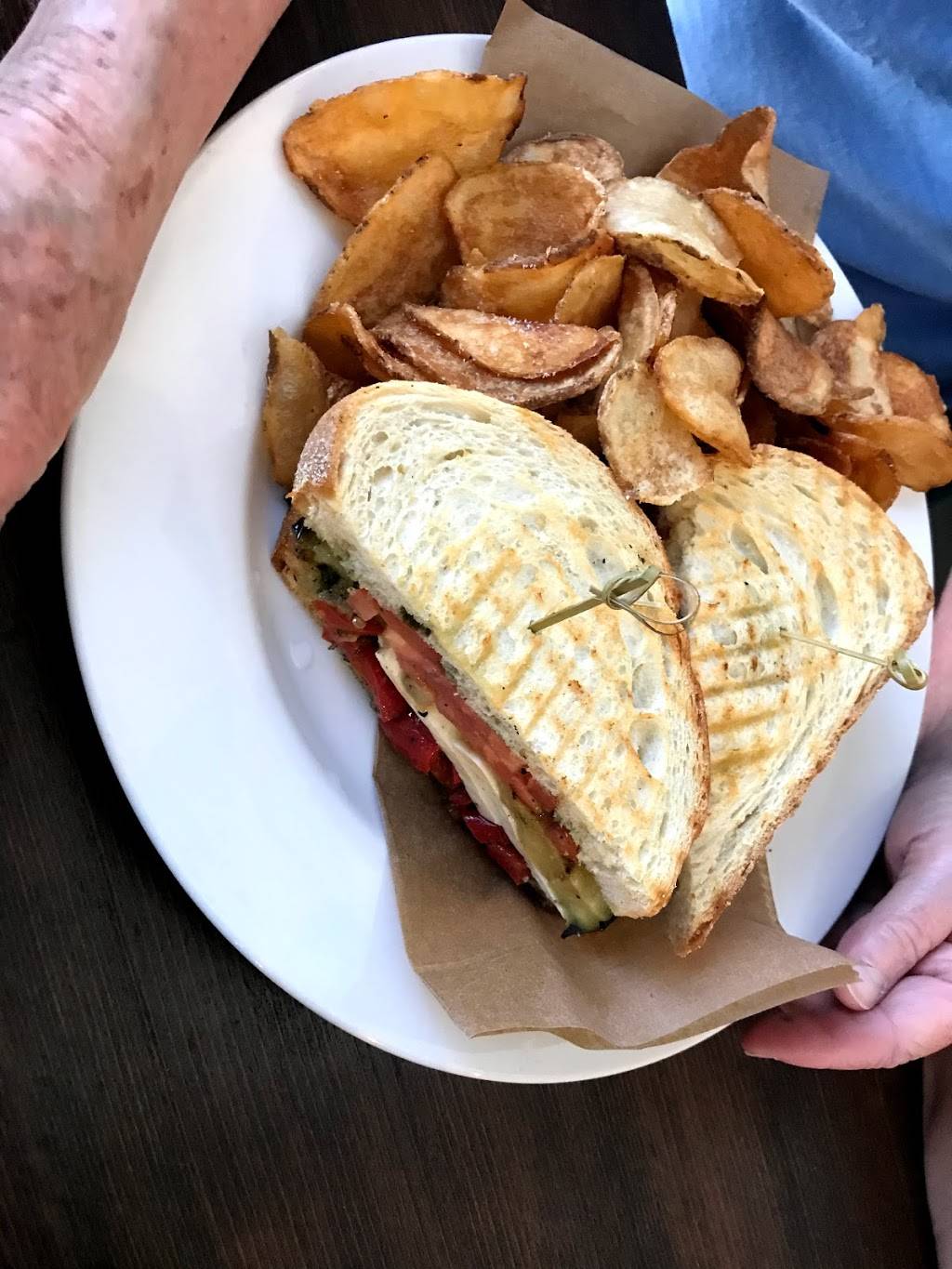 Annas Harborside Grille | restaurant | 145 Water St, Plymouth, MA 02360, USA | 5085917372 OR +1 508-591-7372