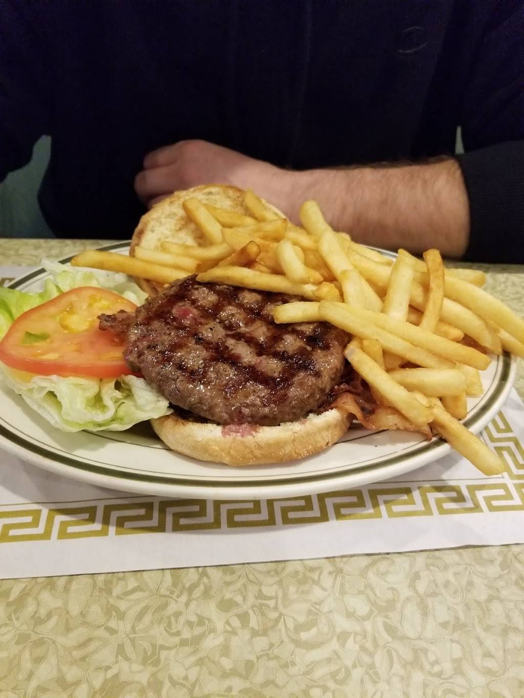 Mikes Place | restaurant | 4677 Hylan Blvd, Staten Island, NY 10312, USA | 7189849479 OR +1 718-984-9479