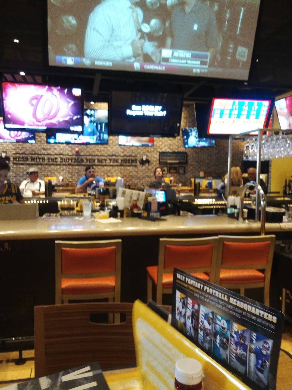 Buffalo Wild Wings | meal takeaway | 44833 Mound Rd, Sterling Heights, MI 48314, USA | 5869972999 OR +1 586-997-2999