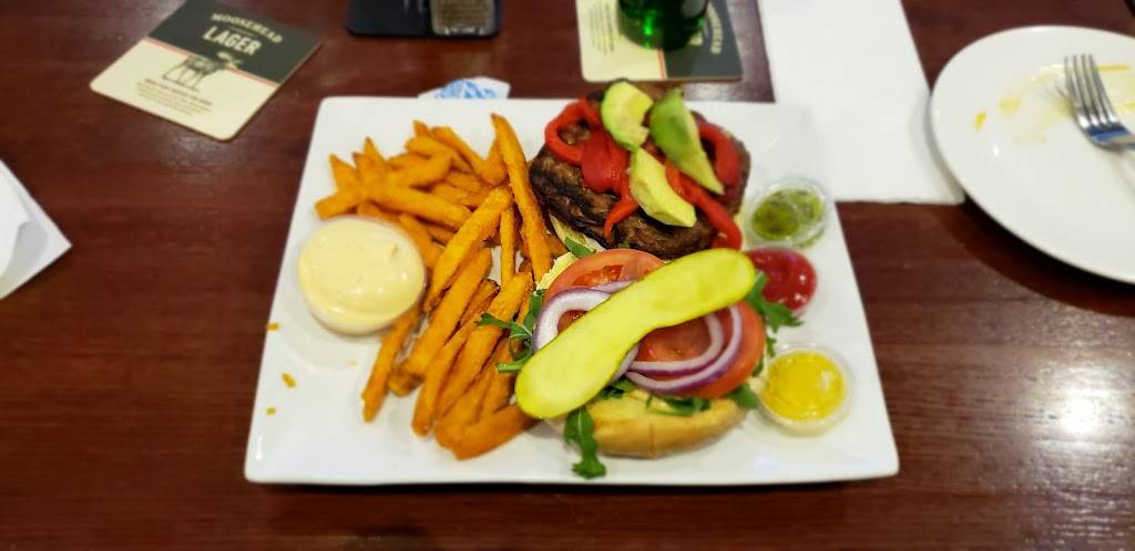 The Bull Pub And Grill | restaurant | 2800 Skymark Ave, Mississauga, ON L4W 5A6, Canada | 9052127711 OR +1 905-212-7711