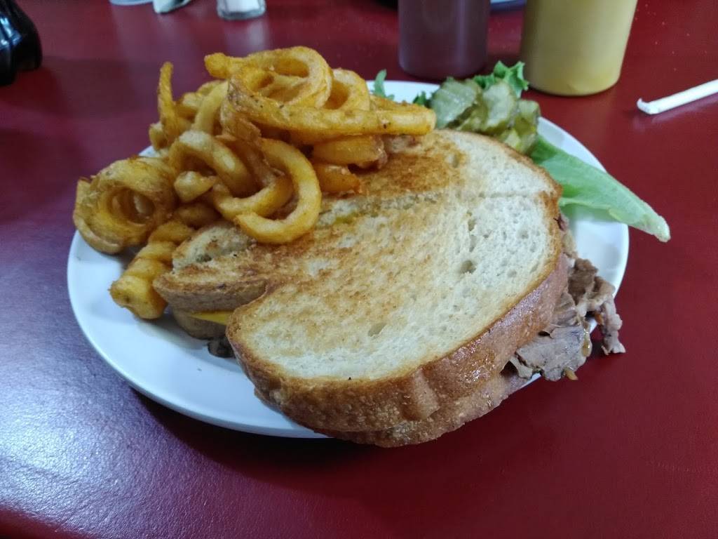 Carolyns Essenhaus | restaurant | 104 Main St, Arlington, KS 67514, USA | 6205384711 OR +1 620-538-4711