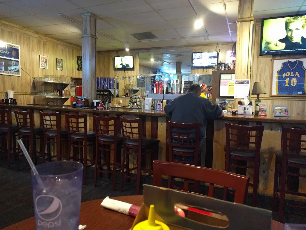 Rookies Sports Bar & Grill | restaurant | 105 East W Jackson Ave, Iola, KS 66749, USA | 6202285322 OR +1 620-228-5322