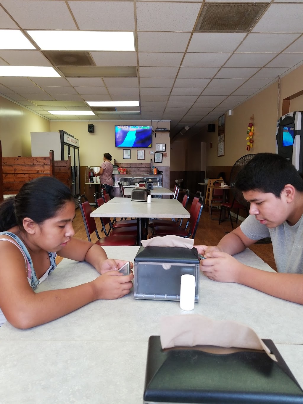 La Esperanza Restaurant and Banquet Hall | restaurant | 105 E 3rd St, Beardstown, IL 62618, USA | 2174731703 OR +1 217-473-1703