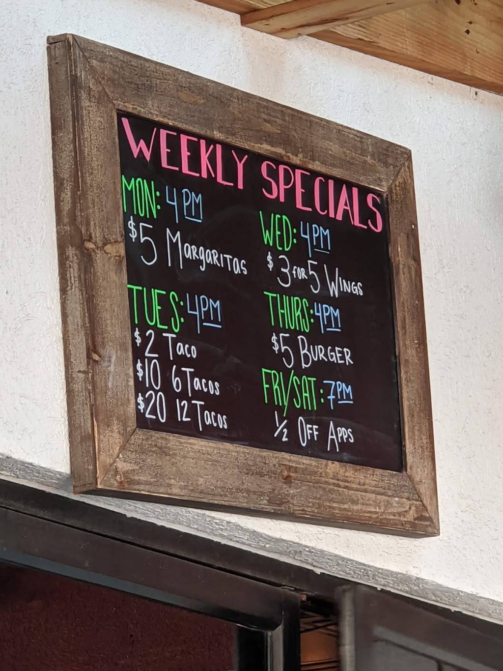 Quirks Great Neck | restaurant | 1336 N Great Neck Rd, Virginia Beach, VA 23454, USA | 7574811600 OR +1 757-481-1600