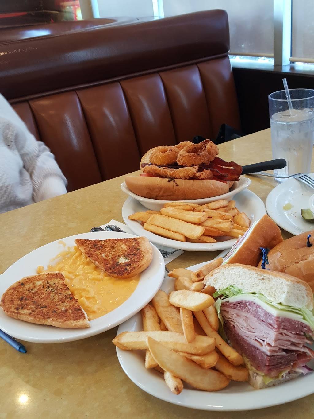 Pickles Deli & Restaurant | meal takeaway | 1940 Newbury Rd, Newbury Park, CA 91320, USA | 8054804800 OR +1 805-480-4800