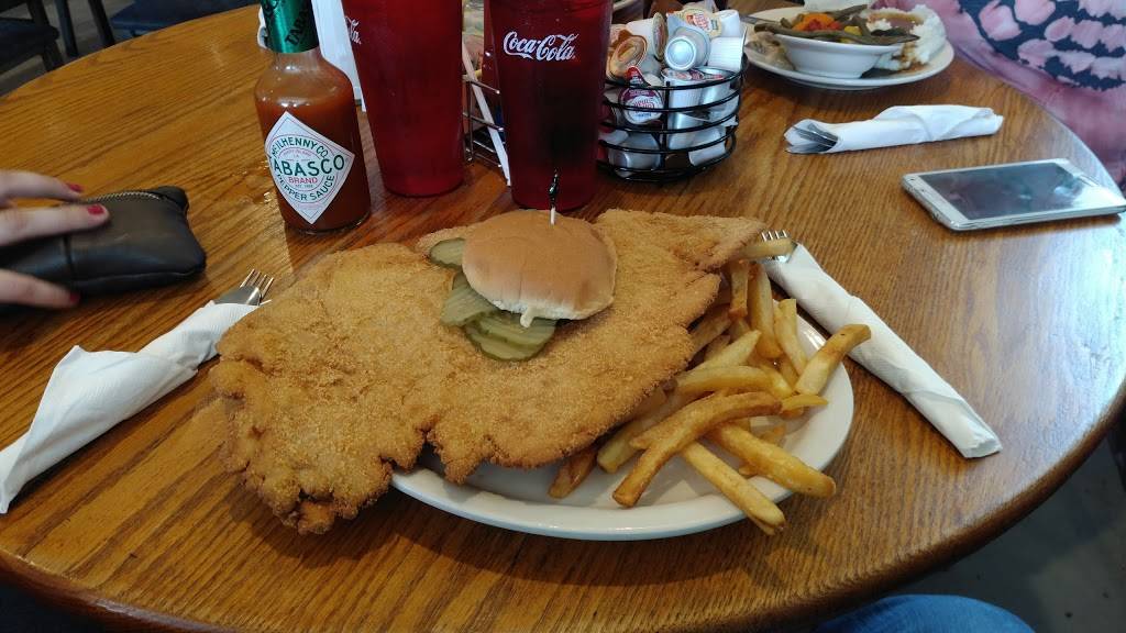 Auburns Town Tavern | restaurant | 1343 Main St, Auburn, IN 46706, USA | 2609250555 OR +1 260-925-0555