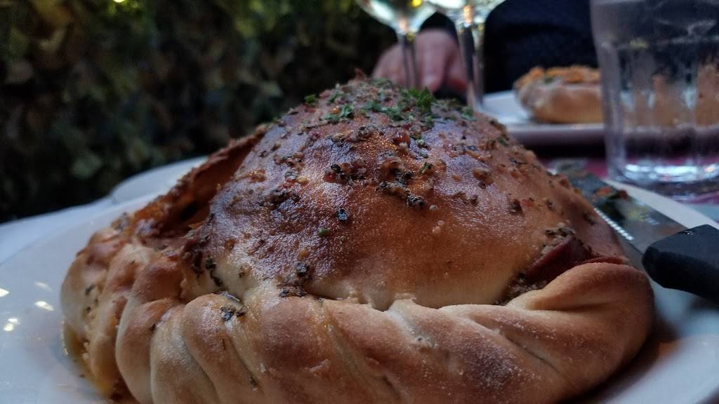 Casa Calzone | restaurant | 1298 Rue de la Pointe-aux-Lièvres, Québec, QC G1L 4L9, Canada | 4185223000 OR +1 418-522-3000