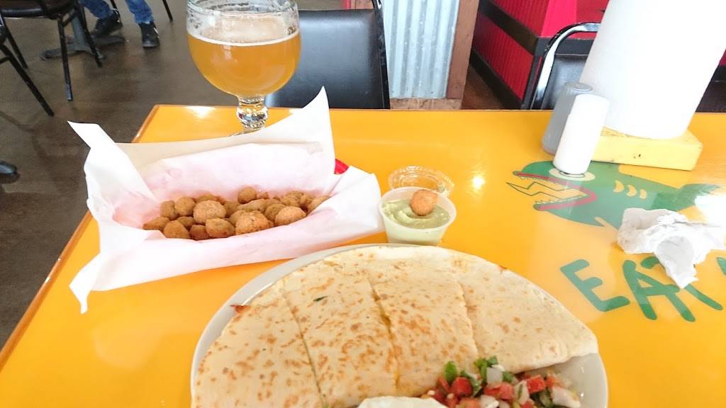 Fuzzys Taco Shop | restaurant | 600 Byron Nelson Blvd #100, Roanoke, TX 76262, USA | 8174912424 OR +1 817-491-2424