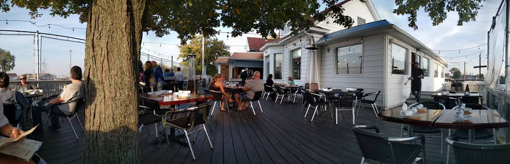 Bartletts Fish Camp | restaurant | 12 On the Lake, Michigan City, IN 46360, USA | 2198799544 OR +1 219-879-9544