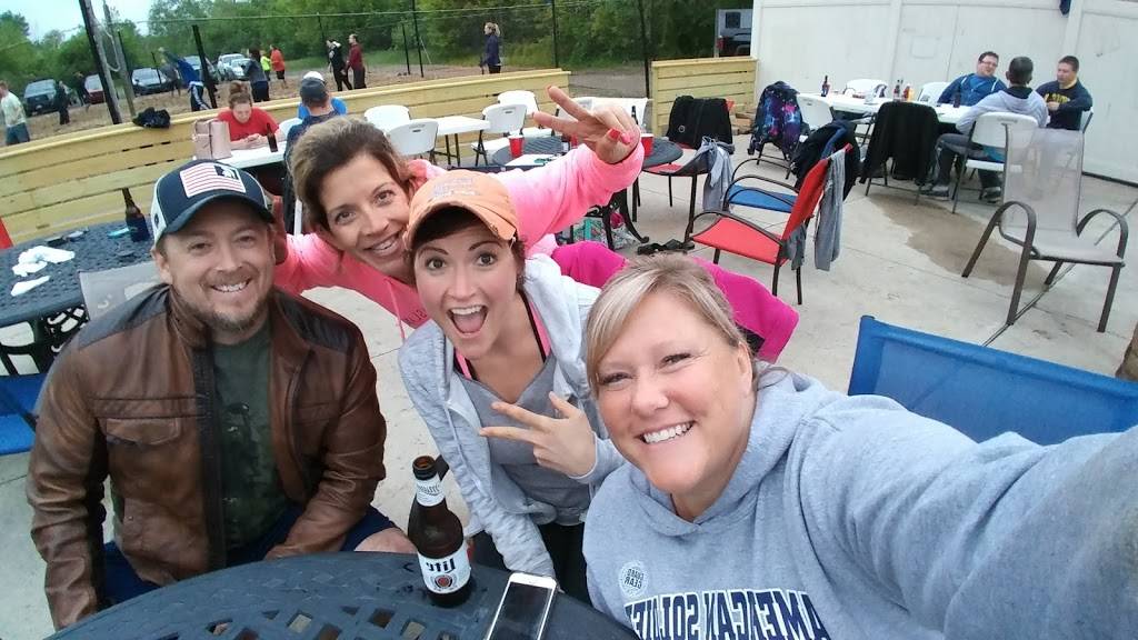 Daizy Dukes sports bar and grill | restaurant | 5153 Fenton Rd, Flint, MI 48507, USA | 8102859108 OR +1 810-285-9108