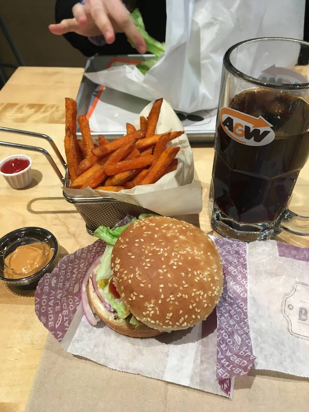 A&W Canada | restaurant | 1510 Boulevard Gréber, Gatineau, QC J8R 0E1, Canada | 8195767880 OR +1 819-576-7880