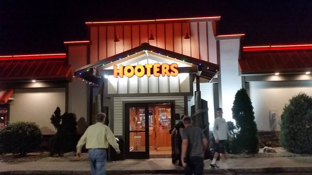 Hooters | restaurant | 70 Wolf Rd, Colonie, NY 12205, USA | 5184389300 OR +1 518-438-9300