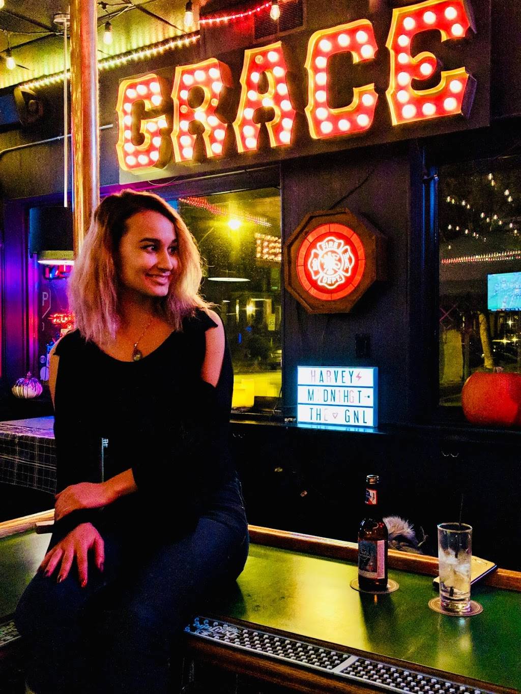 Grace & Leavitt Tavern | restaurant | 2157 W Grace St, Chicago, IL 60618, USA | 7734721138 OR +1 773-472-1138