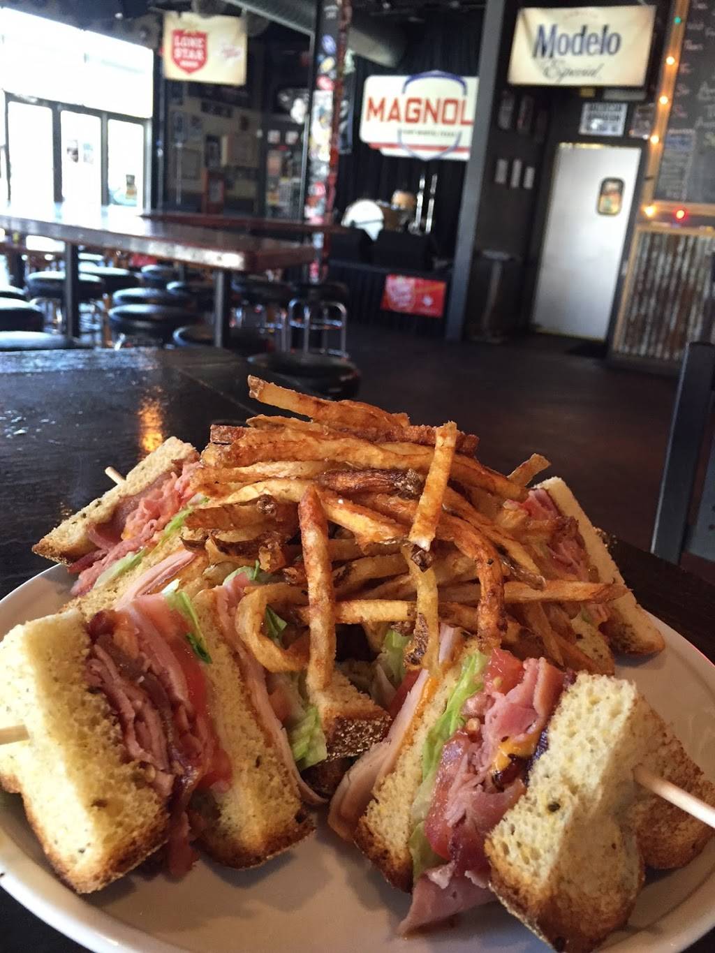 Magnolia Motor Lounge | restaurant | 3005 Morton St, Fort Worth, TX 76107, USA | 8173323344 OR +1 817-332-3344