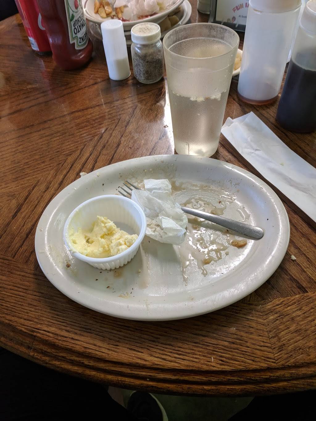 Lumpkins Marina Snack Bar And Grill | restaurant | 19 Lumpkin Dr, Penhook, VA 24137, USA | 4349274327 OR +1 434-927-4327