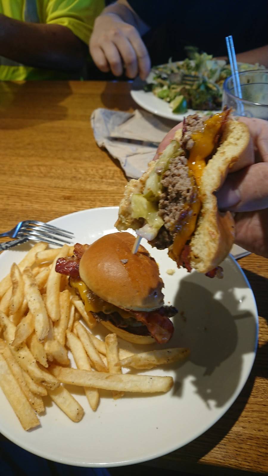 Applebees Grill + Bar | restaurant | 216 W Katherine P Raines Rd, Cleburne, TX 76033, USA | 8176453585 OR +1 817-645-3585