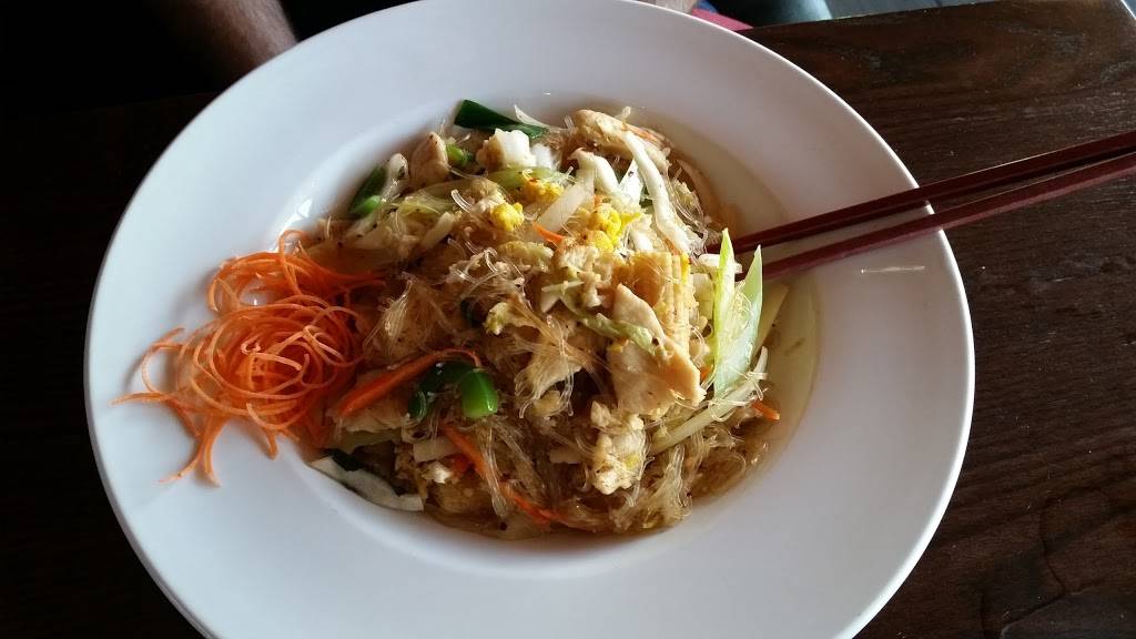 Sriracha Thai Bistro and Oyster Bar | restaurant | 2900 River Dr #118, Moline, IL 61265, USA | 3095173145 OR +1 309-517-3145