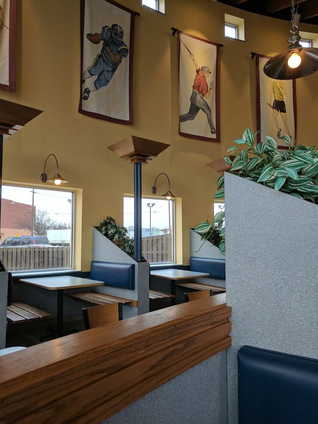 Toms Drive-In | restaurant | 701 E Wisconsin Ave, Appleton, WI 54911, USA | 9207319008 OR +1 920-731-9008