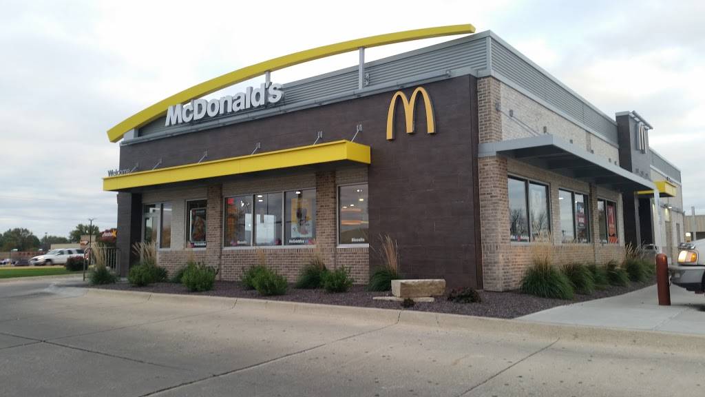 McDonalds | cafe | 900 Wellshire Drive, Burlington, IA 52601, USA | 3197548279 OR +1 319-754-8279