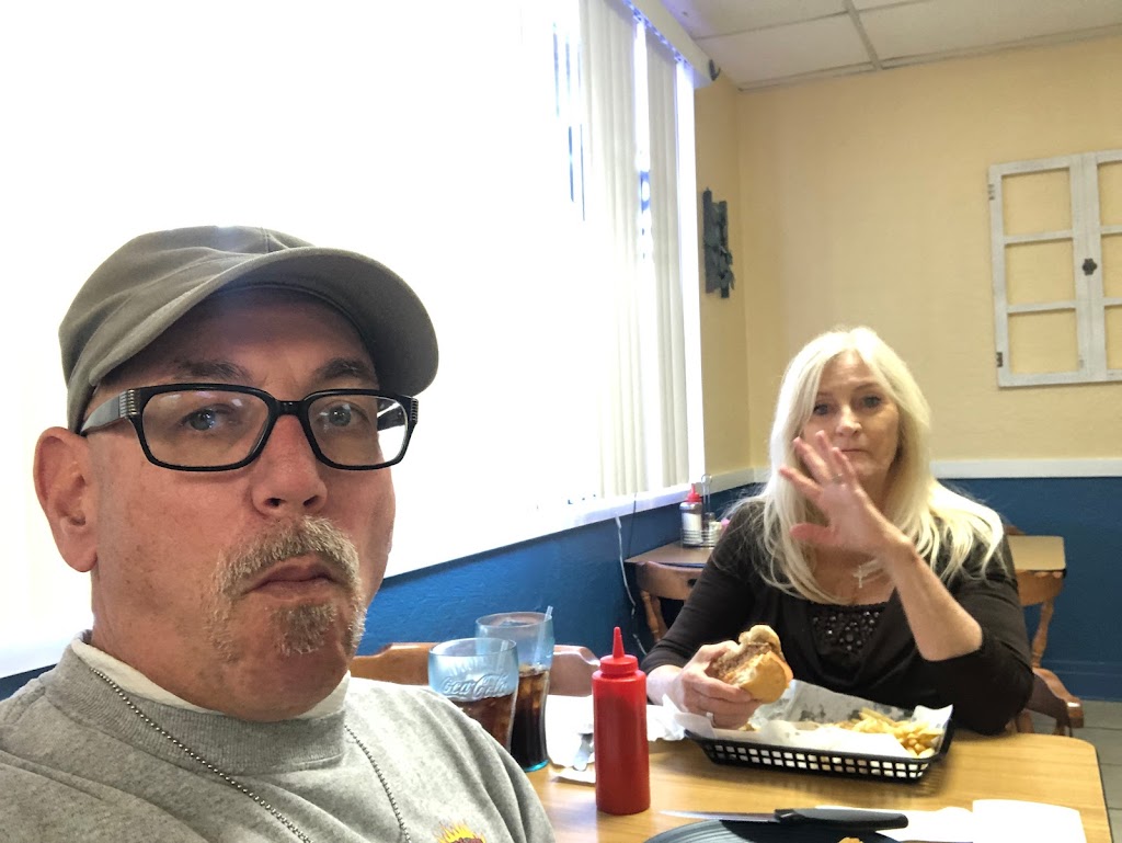 Heathers Place | restaurant | 1391 Clearlake Rd, Cocoa, FL 32926, USA | 3213054464 OR +1 321-305-4464