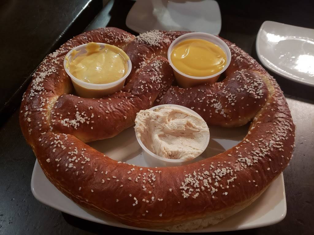 Tapped Brick Oven & Pour House | restaurant | 6044 Lincoln Hwy, Greensburg, PA 15601, USA | 7248508277 OR +1 724-850-8277