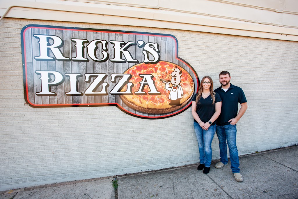 Ricks Pizza | restaurant | 2804 Oak St, Jena, LA 71342, USA | 3189928555 OR +1 318-992-8555