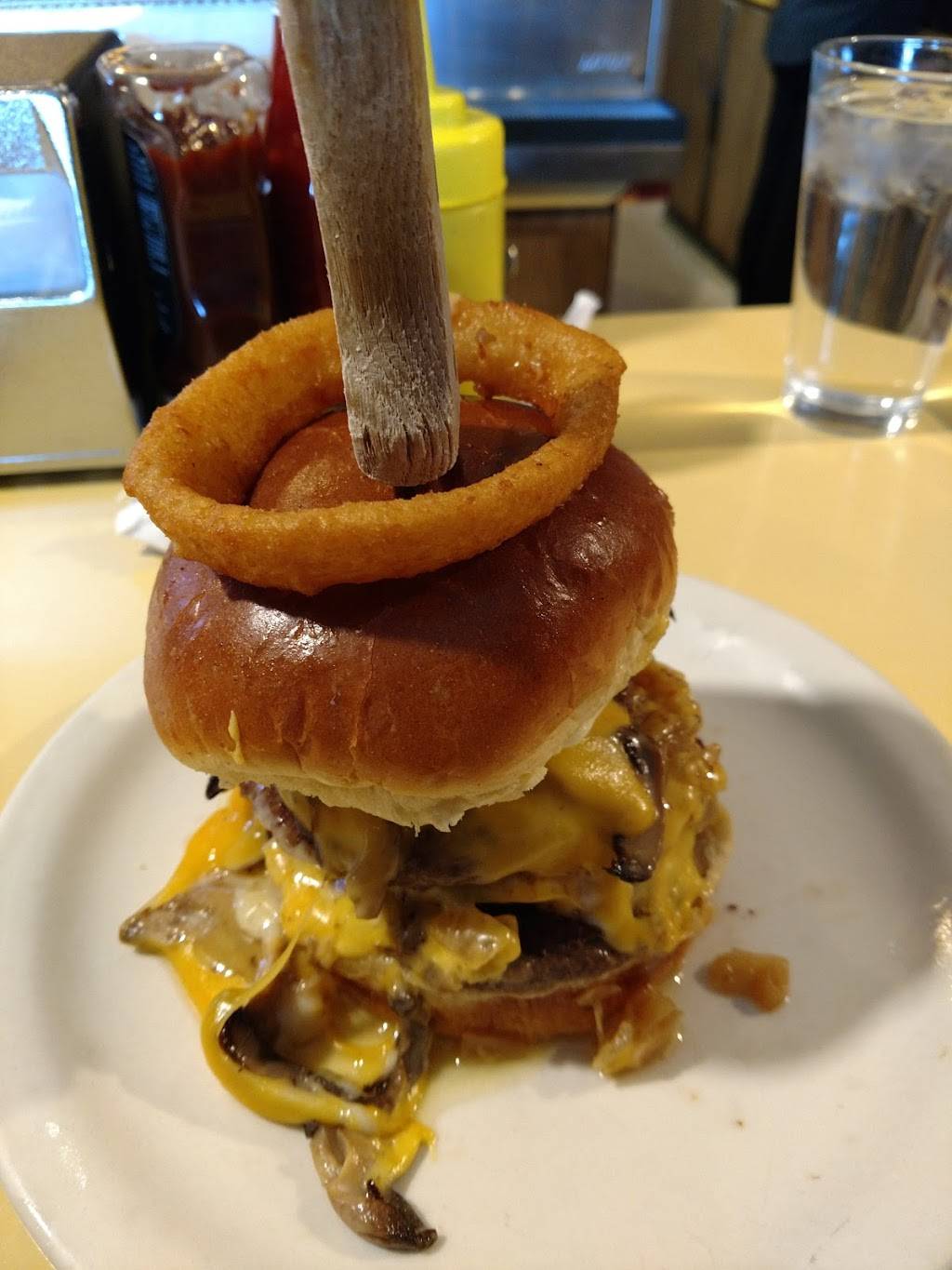 Sollys Grille | restaurant | 4629 N Port Washington Rd, Milwaukee, WI 53212, USA | 4143328808 OR +1 414-332-8808