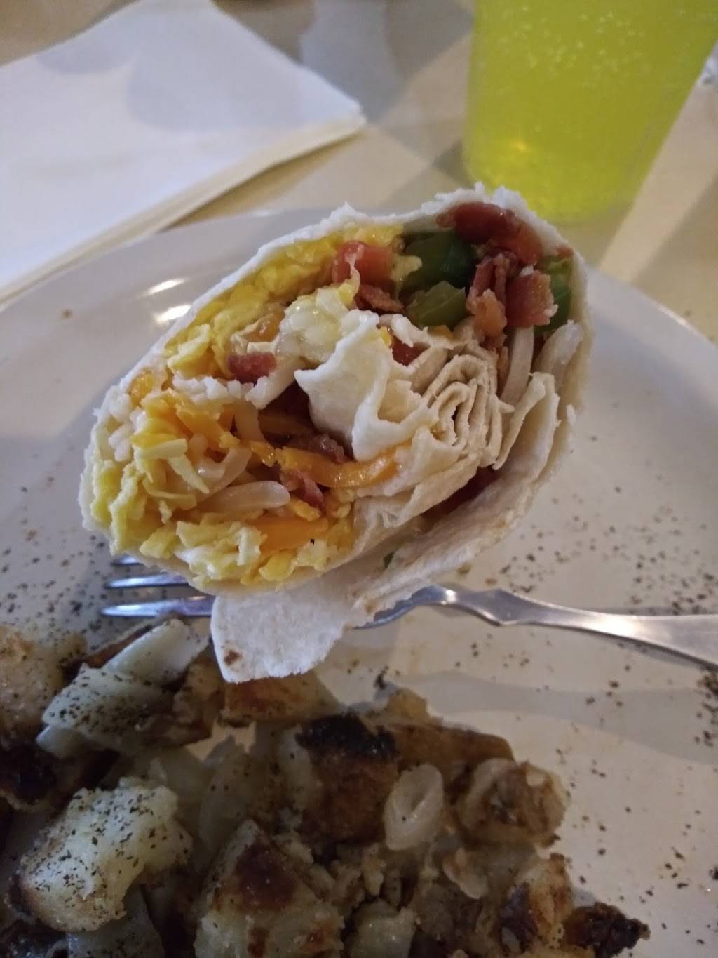 Alices - A Family Restaurant | restaurant | 2909 Eastern Blvd, Baltimore, MD 21220, USA | 4106872222 OR +1 410-687-2222