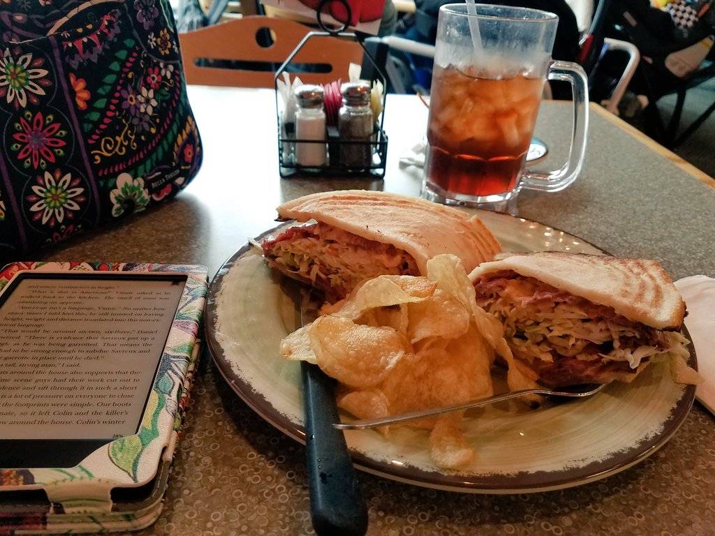 Isaacs Restaurant - Wyomissing | restaurant | 94 Commerce Dr, Wyomissing, PA 19610, USA | 6103761717 OR +1 610-376-1717