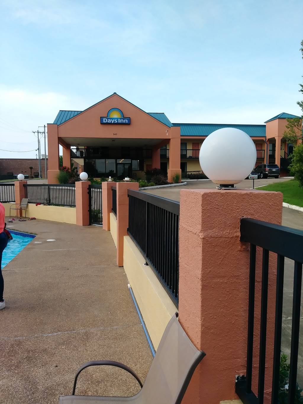 Sonic Drive-In | restaurant | 955 E Commerce St, Hernando, MS 38632, USA | 6624299840 OR +1 662-429-9840