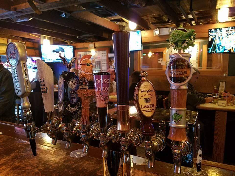 Davis Pub | restaurant | 400 Chester Ave, Annapolis, MD 21403, USA | 4102687432 OR +1 410-268-7432