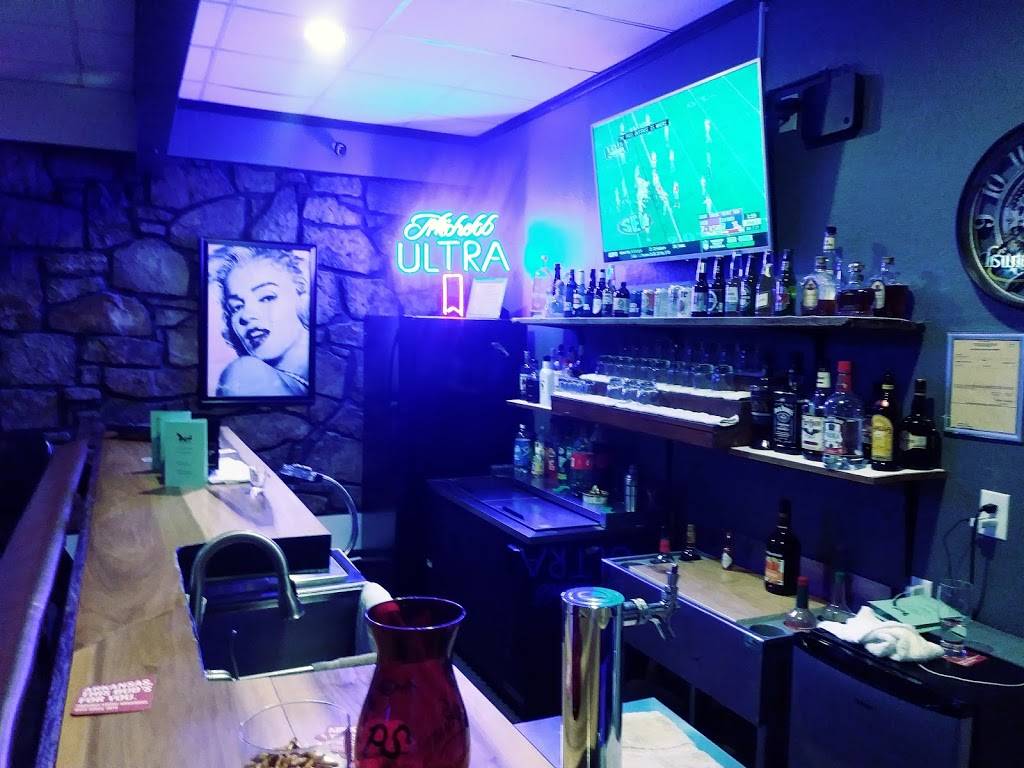 Carriage Room Dinner Club | restaurant | 900 S 4th St, Horseshoe Bend, AR 72512, USA | 8707502173 OR +1 870-750-2173