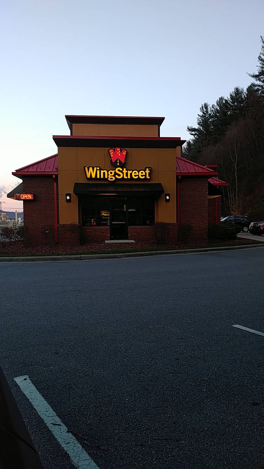 Pizza Hut | restaurant | 25 New Clyde Hwy, Canton, NC 28716, USA | 8286486780 OR +1 828-648-6780