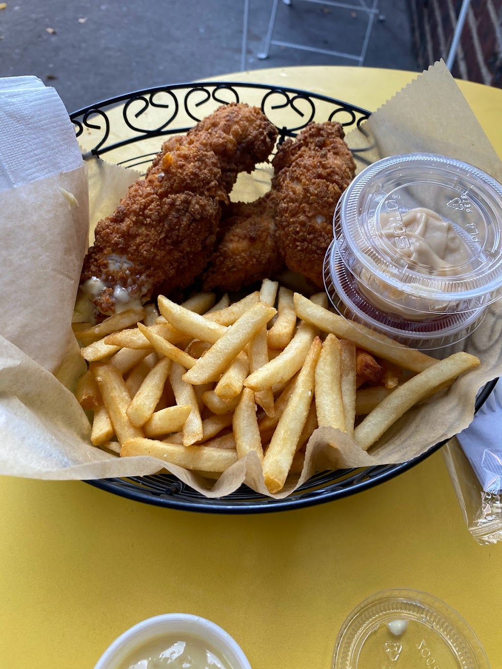 Lucky Louies | restaurant | 535 Hudson St, New York, NY 10014, USA | 6465602255 OR +1 646-560-2255