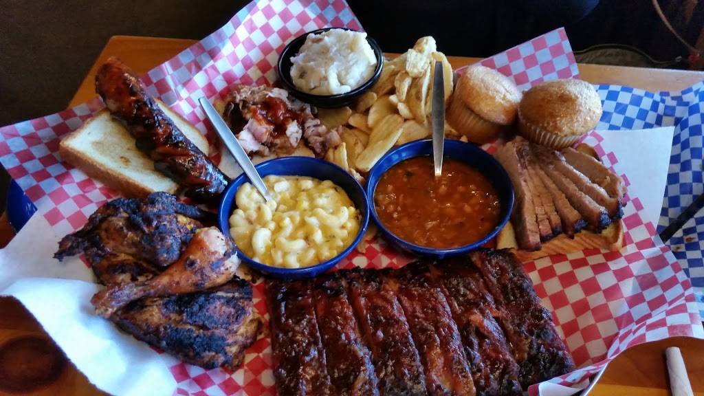 Famous Daves Bar-B-Que | restaurant | 1060 Corporate Dr, Westbury, NY 11590, USA | 5168327300 OR +1 516-832-7300