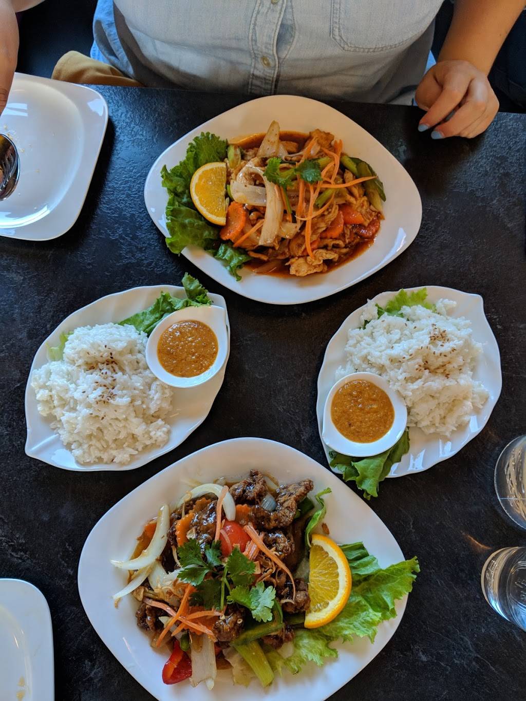 Nimman Thai Cuisine | restaurant | 2451 Lake Shore Blvd W, Etobicoke, ON M8V 1C5, Canada | 4162554224 OR +1 416-255-4224