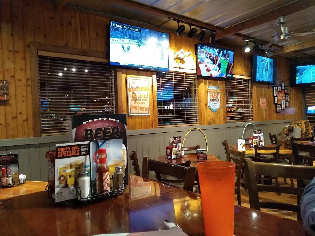 Hooters | meal takeaway | 6411 NW Barry Rd N, Kansas City, MO 64154, USA | 8165848900 OR +1 816-584-8900