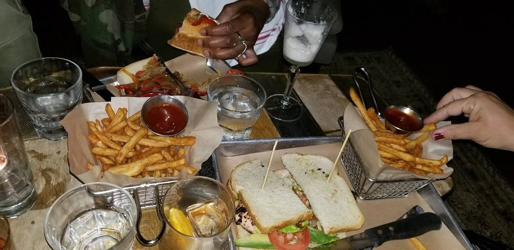 The Saloon Ventura | restaurant | 456 E Main St, Ventura, CA 93003, USA | 8056678550 OR +1 805-667-8550