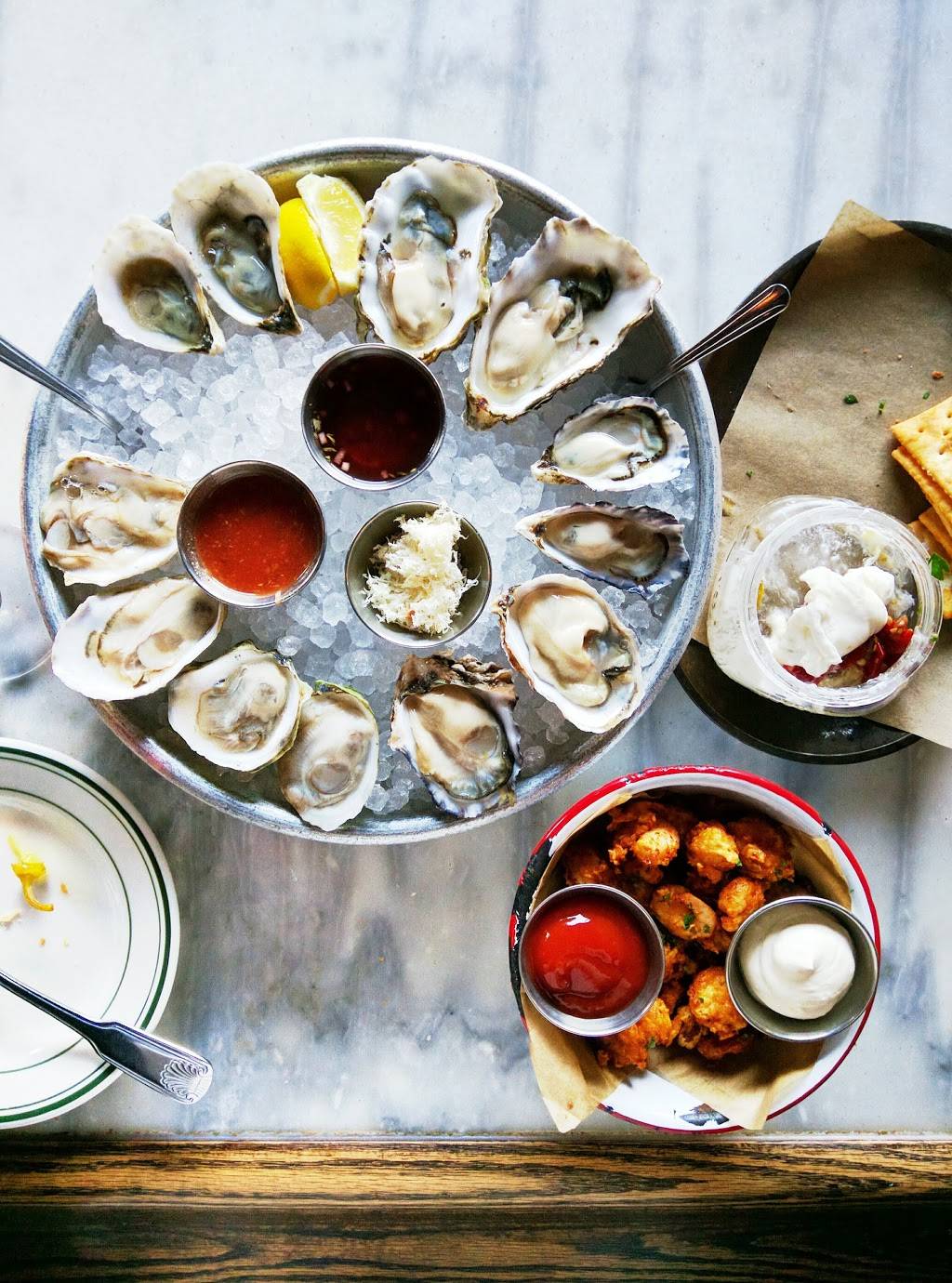 L & E Oyster Bar | restaurant | 1637 Silver Lake Blvd, Los Angeles, CA 90026, USA | 3236602255 OR +1 323-660-2255