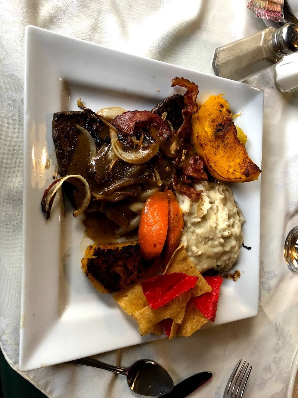 Chemong Lodge | restaurant | 764 Hunter St, Bridgenorth, ON K0L 1H0, Canada | 7052928435 OR +1 705-292-8435