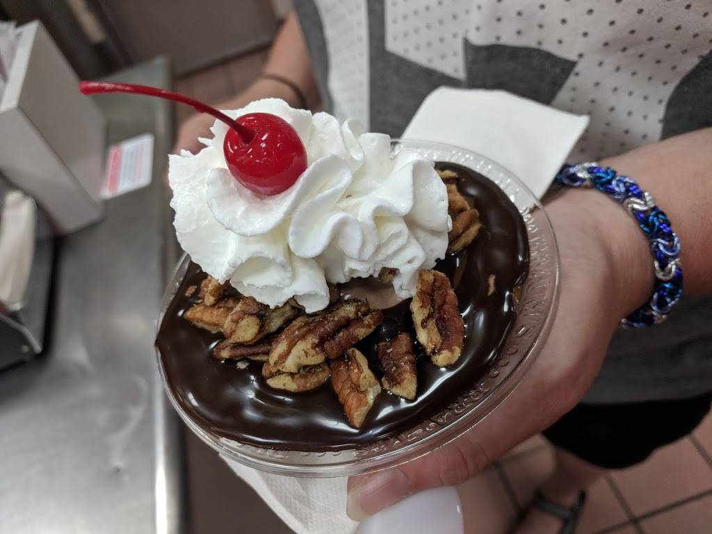 Braums Ice Cream & Burger Restaurant | restaurant | 2305 SE Walton Blvd, Bentonville, AR 72712, USA | 4792739696 OR +1 479-273-9696