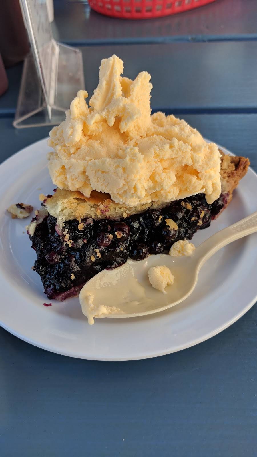 Smokeys BBQ & Lobster Pound | restaurant | 1061 Bar Harbor Rd, Trenton, ME 04605, USA | 2076677300 OR +1 207-667-7300