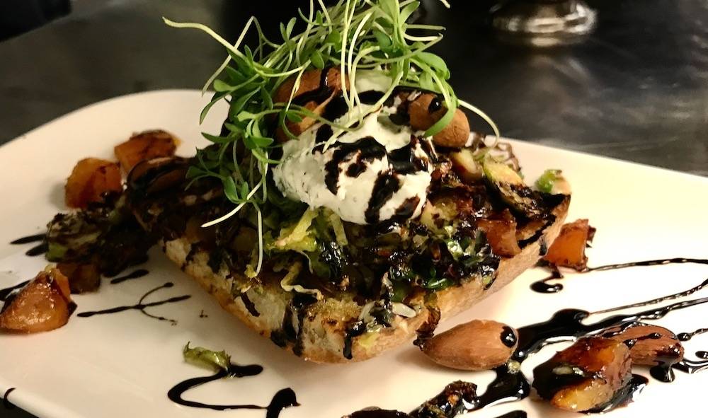 Henleys Village Tavern | restaurant | 184 Orinoco Dr, Brightwaters, NY 11718, USA | 6319680100 OR +1 631-968-0100