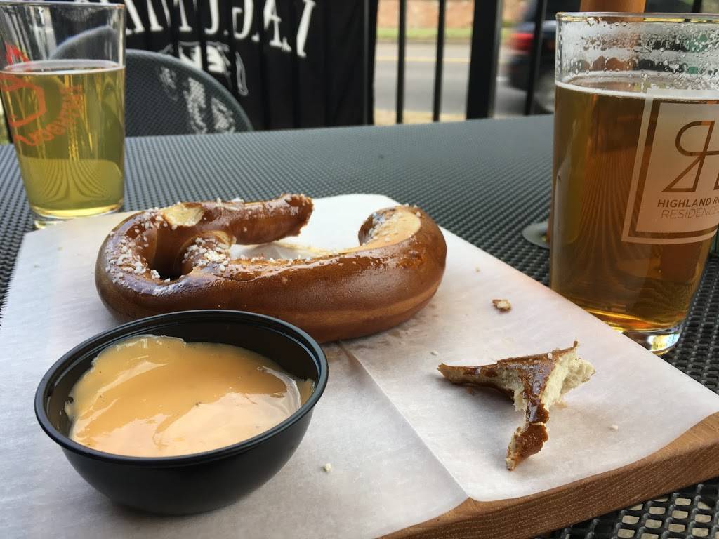 The Casual Pint | restaurant | 395 S Highland St, Memphis, TN 38111, USA | 9017792967 OR +1 901-779-2967