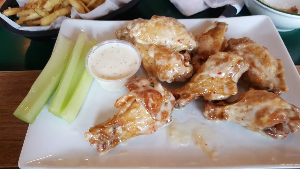 Zis Sports Pub and Eatery | restaurant | 8777 N Deerwood Dr, Brown Deer, WI 53209, USA | 4143541919 OR +1 414-354-1919