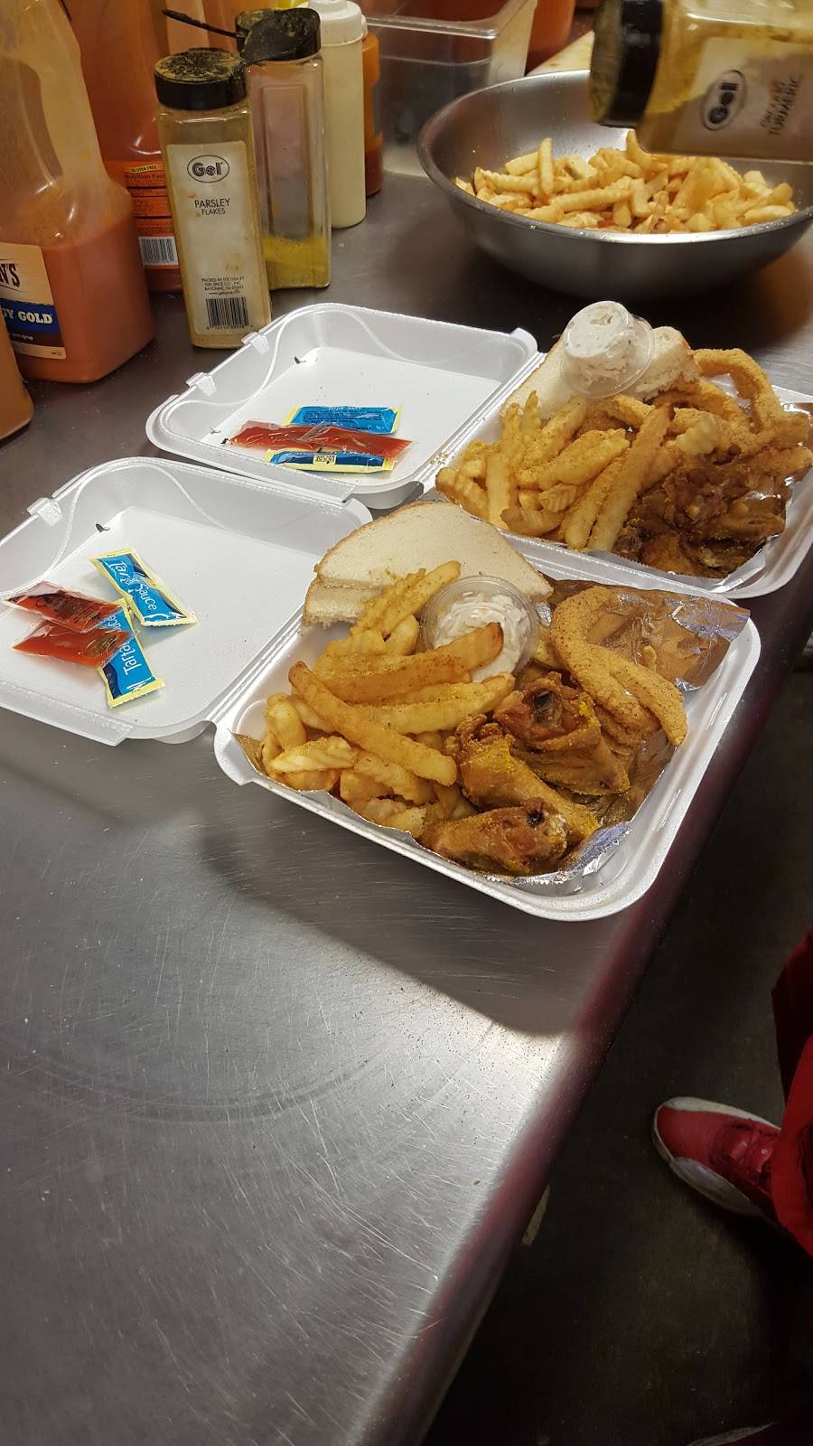 Crumps Fish & Wings | restaurant | 3112 S Mendenhall Rd, Memphis, TN 38115, USA | 9016543554 OR +1 901-654-3554